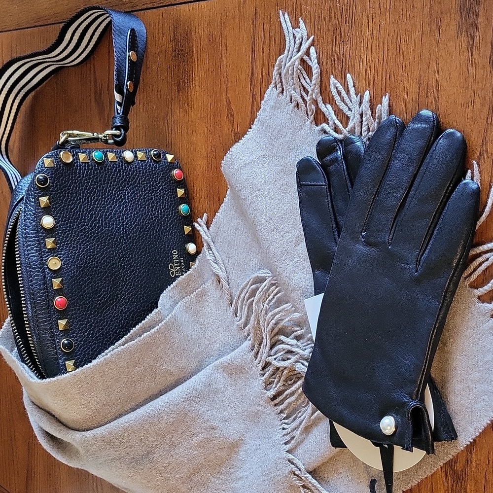 Nwt Fownes Brothers leather gloves with Pearl detal, black , medium